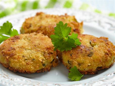 This recipe uses an entire corned beef so it makes enough to serve a family of eight, or a crowd for brunch (or perhaps, four very hungry men with very large appetites!). Corned Beef Hash Cakes Recipe and Nutrition - Eat This Much