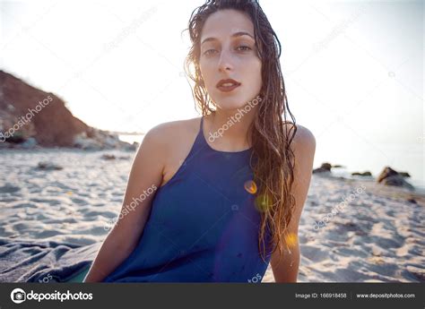 Frau Mit Nassen Haaren Sitzt Am Strand Stockfotografie Lizenzfreie Fotos © Evgeniyregulyan