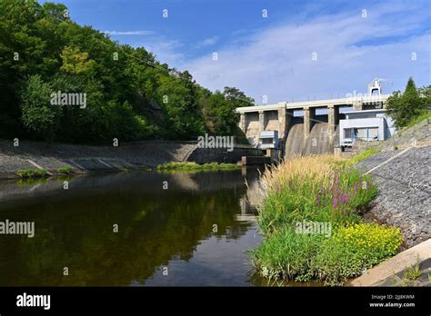 Ein Damm Auf Dem Brünner Stausee Am Fluss Svratka Mit Einem Kleinen