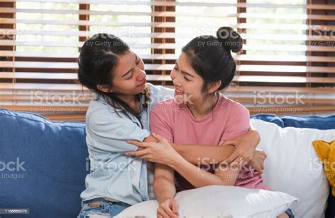 Foto De Os Pares Asiáticos Felizes Da Lésbica Abraçamse Com Amor No