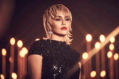 Miley Cyrus Assina Com A Columbia Records Afirmam Billboard E Variety