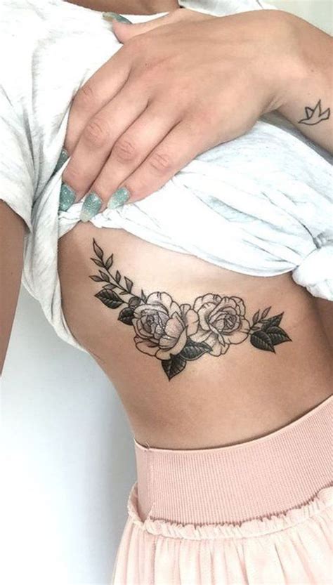 10 Tatuajes Perfectos Que Te Favorecerán Si Eres Una Chica Sin Curvas Flower Tattoo On Ribs