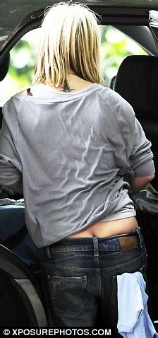 Geri Halliwell Gives A Cheeky Peek Of Her Builder S Bum In Low Slung Jeans Daily Mail Online