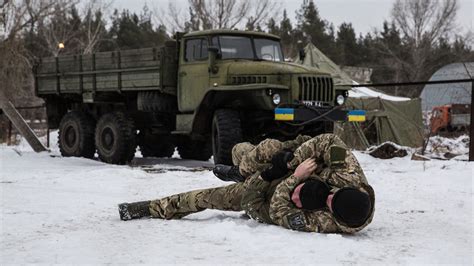 en photos la neige est tombée sur la ligne de front ukrainienne