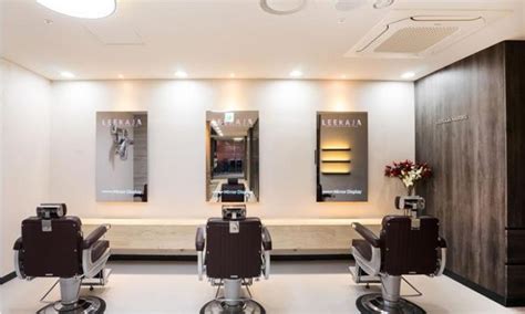 L'oréal professionnel est la marque chouchou des coiffeurs et ça n'est pas étonnant : Un miroir à écran tactile intelligent en salon de coiffure