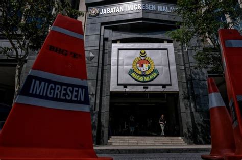 Sebahagian besar pengunjung yang datang ke jabatan imigresen malaysia (imigresen) di sini hari ini untuk memperbaharui visa pekerja terpaksa pulang hampa kerana tidak membuat temujanji seperti diarahkan jabatan itu. Pencerobohan Data Jabatan Imigresen Tunjuk Kelemahan ...