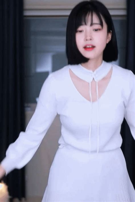 김은우 인스타 의미심장한 철구 관련 글. 토끼머리띠 하고 귀여운 춤추는 BJ문월