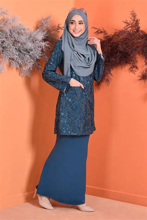 Two piece kurung modern kurung top sweetheart neckline long sleeves back zipper fastening maxi length skirt small cutting sequins embellished. Baju Kurung Kedah Lace Gemma - Teal Green ...