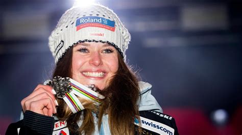 Denn die ist nach der langen wintersaison genauso ready for summer wie unsereins, und räkelt sich nicht wie otto normalverbraucher, sondern eben wie eine. Video - Traumdestination Åre: Corinne Suter wird zur ...