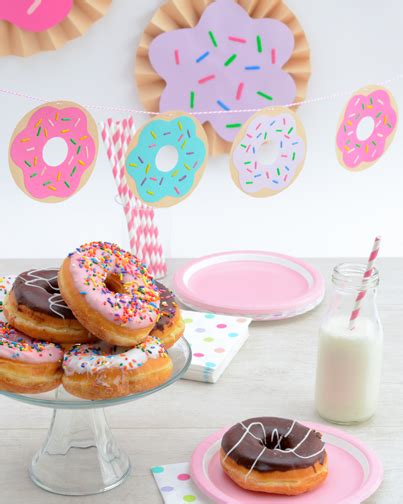 Diyドーナッツガーランド 作者の飾り どのようにドーナツパン Donut Decor 歓迎acムーア In 2020 Donut