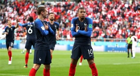 Seleção francesa de futebol, que bateu a estreante em finais croácia por 4 a 2, conquistou o bicampeonato; Elenco da seleção francesa vale quase três vezes mais que ...
