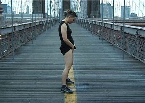 Pabellón español en la Bienal de Venecia Una mujer haciendo pis de pie