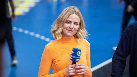 Stephanie M Ller Spirra Bei Der Handball Wm Alle Infos Zur Ard Moderatorin