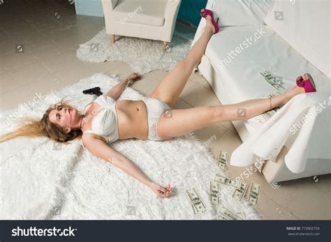 Crime Scene Simulation Lifeless Woman Lying Foto Stock
