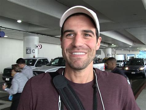 Bachelor In Paradise Star Grocery Store Joe Bats Away Grocery Store