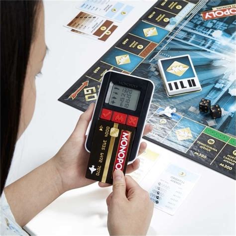 Necesito vender un hotel para pagar un gran alquiler en el juego monopoly pero no hay. Monopoly Banco Electronico Hasbro - Giro Didáctico