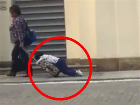 Mamá Arrastra A Su Hijo Dormido Hasta La Escuela Video Actitudfem