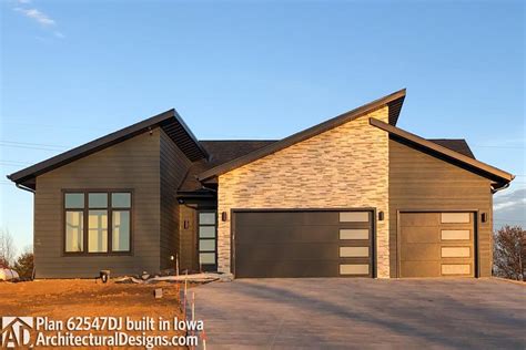 Plan 62547dj 3 Bed Modern Ranch House Plan Ranch House Exterior