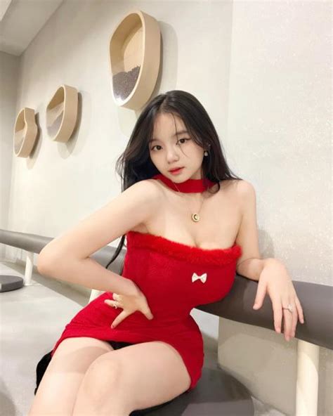 Pakai Dress Mini Merah Gaya Kienzy Myelin Bikin Netizen Resah