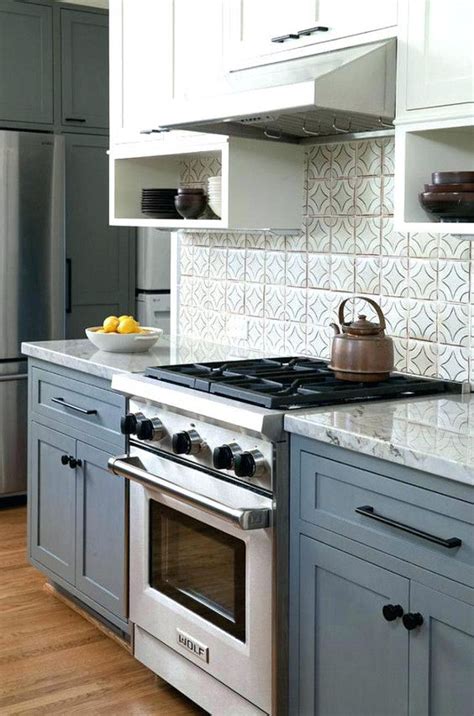 Perfect for both family meals and entertaining. 25 Blue And Grey Kitchen Designs That Inspire - DigsDigs