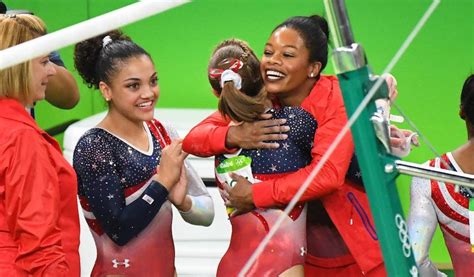 Rio 2016 Laurie Hernandez Shares Her Olympic Gold Medal With Mom And