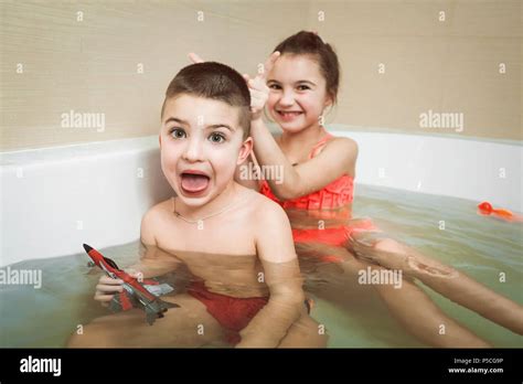 Glückliche Kleine Bruder Und Schwester Badewanne Stockfotografie Alamy