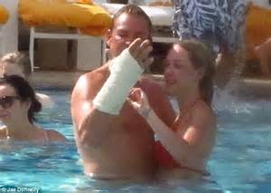 Shane Warne And Emily Scott Relax By The Pool In Las Vegas But Aussie Spinner Still Has Cast