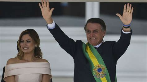 Bolsonaro Dá Posse A Ministros Após Receber Faixa Presidencial