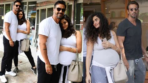 Arjun Rampal With Pregnant Girlfriend Gabriela Demetriades Snapped After Lunch In Bandra Youtube