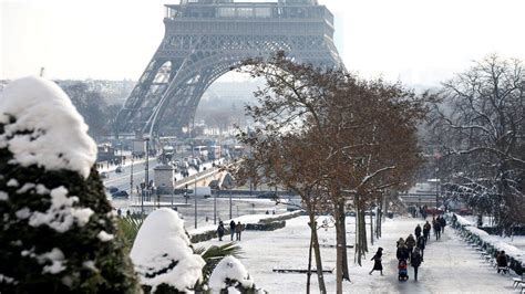 Eiffel Tower To Remain Shut Due To Snow Bbc News