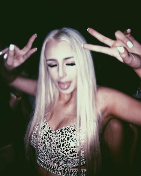 Tana Mongeau Sexy Pictures 35 Pics Sexy Youtubers