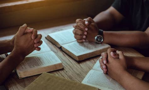 Grupo De Cristianos Leyendo Y Estudiando La Biblia En Casa Y Rezando