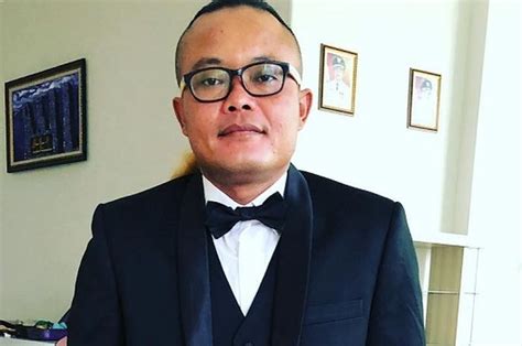 Check spelling or type a new query. Bukan Rita Tila, Sule Unggah Foto Tangan yang Saling Menggenggam, Pacar Baru? - Nakita