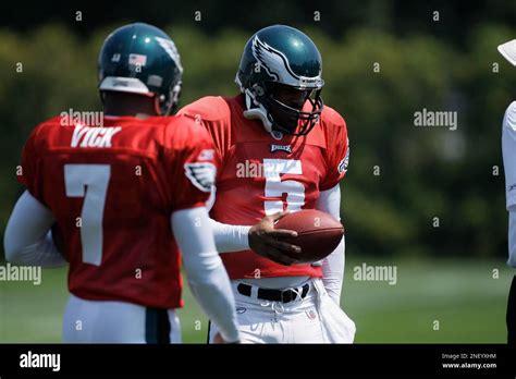 Philadelphia Eagles Quarterbacks Michael Vick Left And Donovan Mcnabb