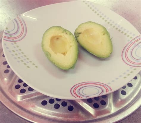 Diketahui, cara anda memberi makan si kecil dapat menentukan kesehatan emosi dan fisik mereka. kathyjem: Cara Membuat Puree Avocado Untuk Bayi