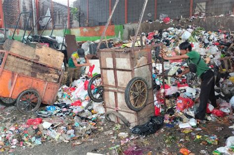 Tukang Angkut Sampah Dipungli Pj Gubernur Heru Akan Panggil Camat