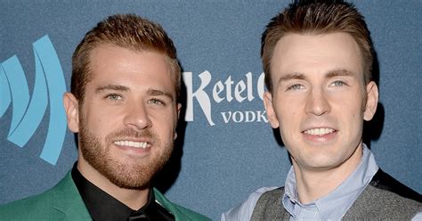 Ele que é apaixonado pela arte da escrita está procurando um emprego, até que a inspiração dele para um. Chris Evans Covers James Taylor with Brother Scott In New ...