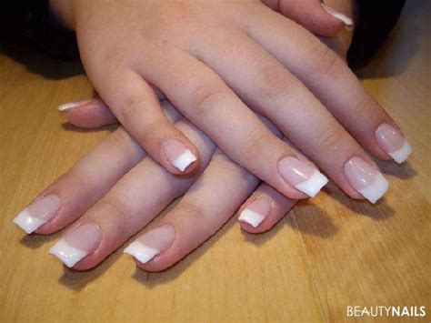 Gelnägel bilder, schwarzen nagellack in kombination mit goldenem glitzer. French Klassik Gelnägel