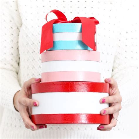 See more ideas about macaron boxes, macarons, macaron packaging. Guys! Look at these DIY macaron gift boxes! Can you even ...