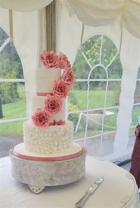 Pretty Sugar Roses And Ruffles Wedding Cake Mels Amazing Cakes