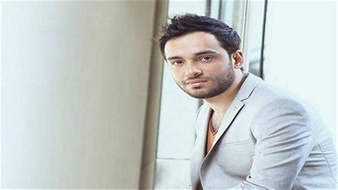 بعد إعلان الفنان رامي جمال، إصابته بمرض البهاق وتفاعل الكثير من الجمهور معه بتشجعيه على مواصلة عمله والتغلب على المرض، خاصة أنه مرض غير معدٍ ويوجد الكثير من الفنانين العالميين المصابين به، نوضح في هذا التقرير الفرق بين مرض البهاق ومرض البرص. مرض رامي جمال.. هذه أسباب البهاق وأعراضه