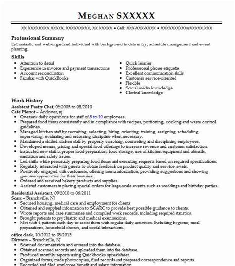 The average resume reviewer spends between 5 to 7 seconds looking at a single resume, which leaves the average job applicant with roughly six seconds to make a killer first impression. Assistant Pastry Chef Resume Sample | Chef Resumes ...