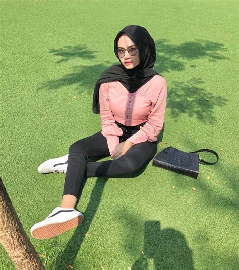 isma audina di instagram 11 12 lah sama ekspresi ngeden hijab chic ulta hijab fashion boobs