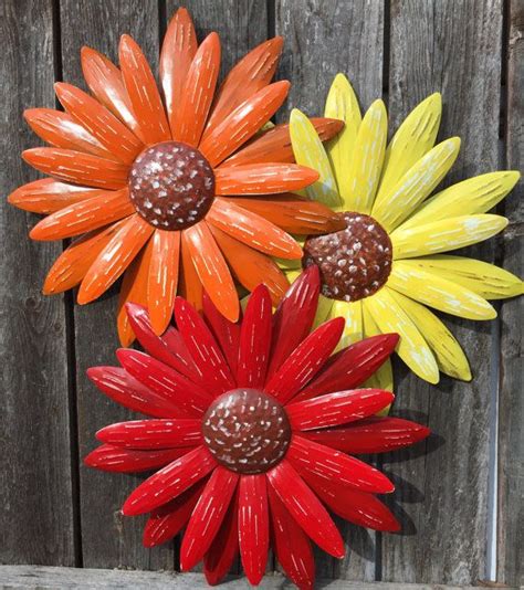 Imitating a flower basket, this metal wall art is pretty! Pin on Cottage ideas