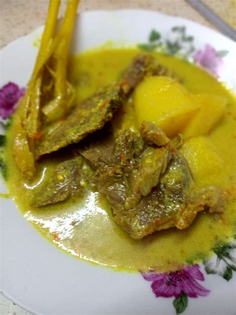 Biarkan kuah mendidih sambil kacau untuk elakkan daripada pecah minyak. Resepi Masak Lemak Cili Api Daging Salai ( Guna 3 Bahan ...