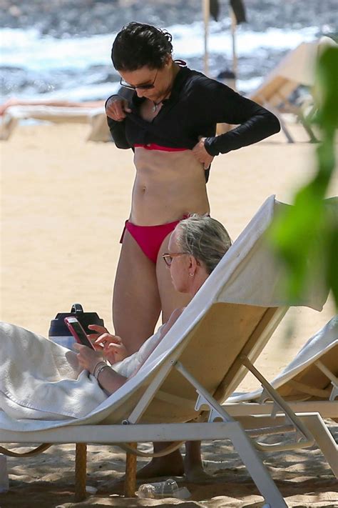 Julia Louis Dreyfus In Bikini At The Beach On The Island Of Lanai
