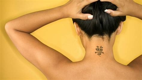 Increíbles Diseños De Tatuajes En La Nuca Para Mujeres Según Las últimas Tendencias