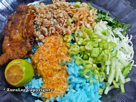 Hidangan ini berupa nasi dengan warna kebiruan yang berasal dari kelopak kembang telang. Cerita Saya: Nasi Kerabu Kelantan