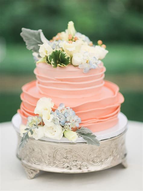 28 trendy summer wedding cakes that speak to the season