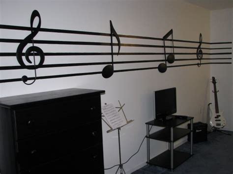 Design a spare room where everything from acoustic guitars and ukuleles to clarinets and saxophones can become part of the decor while still offering. Music Themed Bedroom | Decoração musical, Decoraçao musica ...